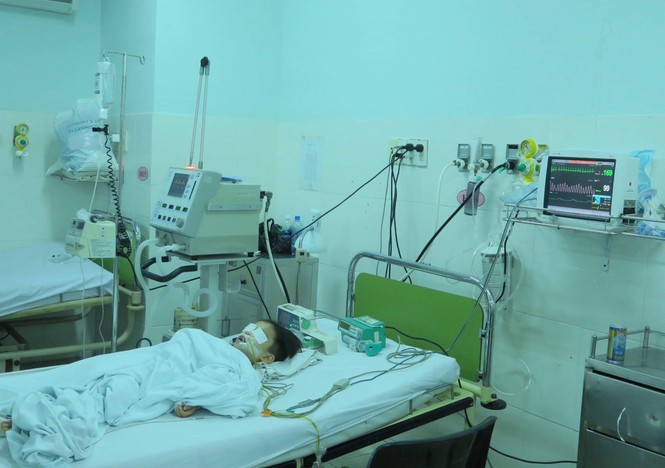 Vụ lật tàu du lịch ở Nha Trang, 2 người chết: Bé 4 tuổi vẫn hôn mê - ảnh 1
