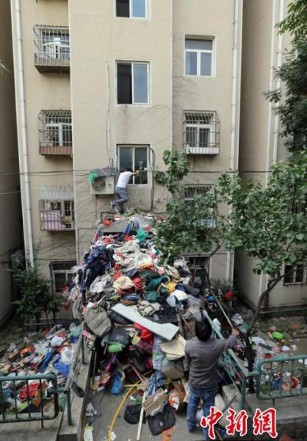 Sốc với 'núi' rác khổng lồ bịt kín lối vào nhà - ảnh 3