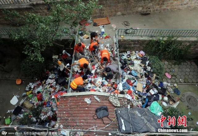 Sốc với 'núi' rác khổng lồ bịt kín lối vào nhà - ảnh 4