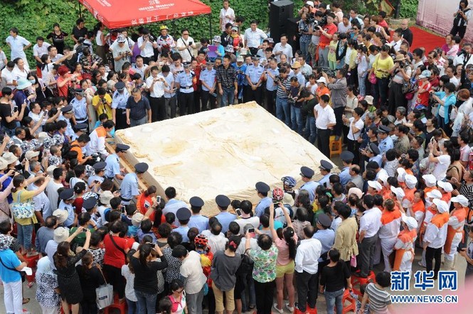 Tròn mắt trước miếng đậu phụ nặng... 8 tấn - ảnh 2
