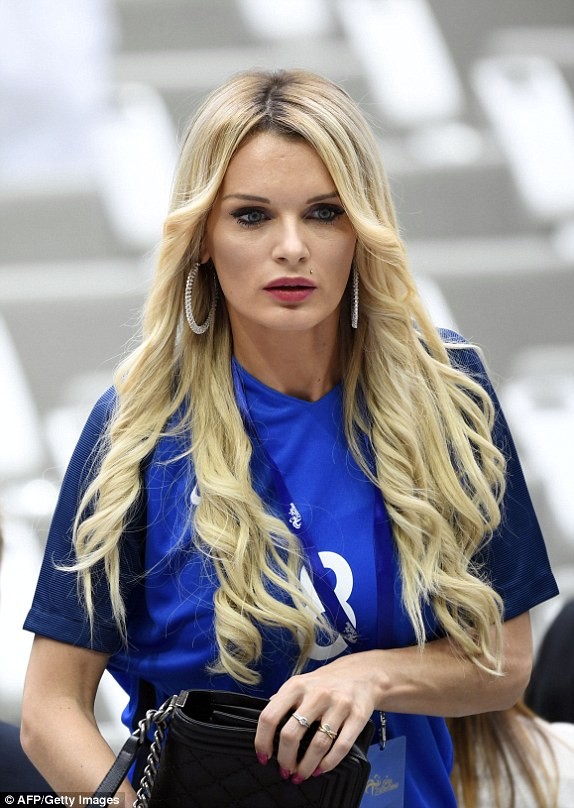 Những 'bóng hồng' nóng bỏng trên khán đài EURO 2016 - ảnh 1