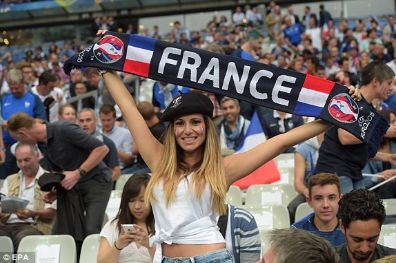 Những 'bóng hồng' nóng bỏng trên khán đài EURO 2016 - ảnh 3