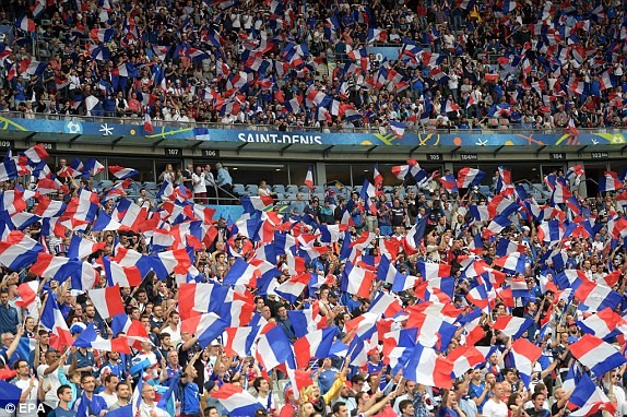 Những 'bóng hồng' nóng bỏng trên khán đài EURO 2016 - ảnh 5