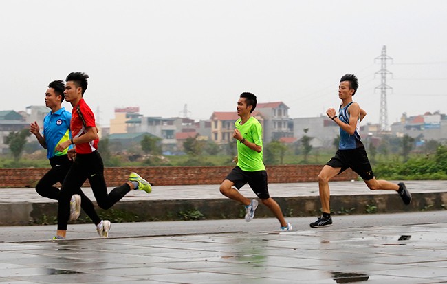 VĐV 'đội mưa' tập luyện trước ngày khởi tranh Việt dã - ảnh 11