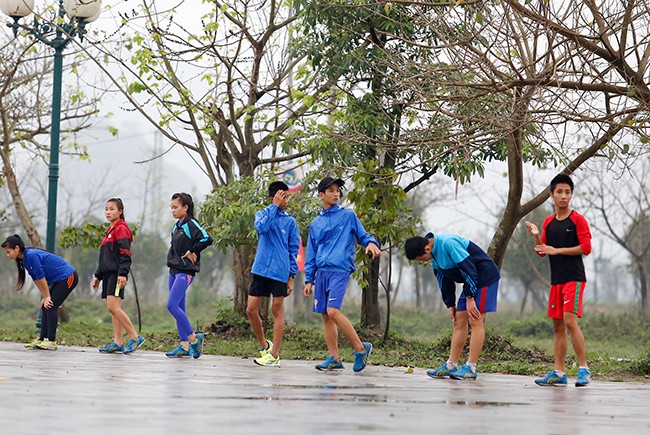 VĐV 'đội mưa' tập luyện trước ngày khởi tranh Việt dã - ảnh 8