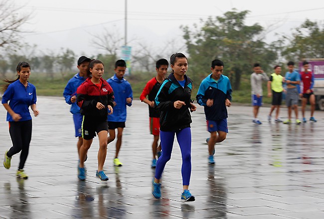 VĐV 'đội mưa' tập luyện trước ngày khởi tranh Việt dã - ảnh 3
