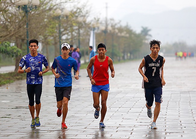 VĐV 'đội mưa' tập luyện trước ngày khởi tranh Việt dã - ảnh 6