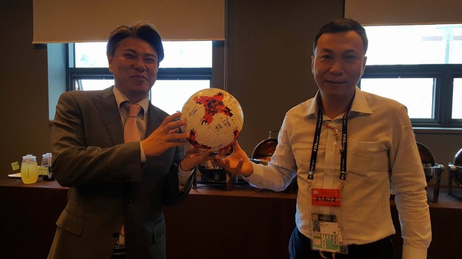 Fan “nhí” Hàn Quốc đến tận khách sạn xin chữ ký U20 Việt Nam - ảnh 4