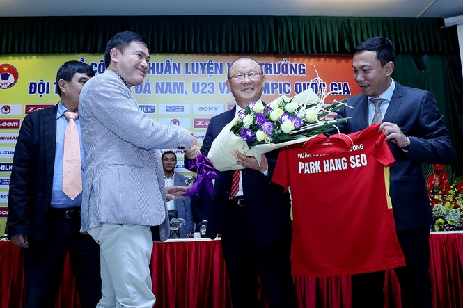 HLV Park Hang Seo: Ở nhà 'công vụ', lương thấp hơn ông Calisto - ảnh 1
