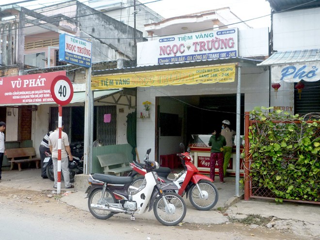 Dùng thủ đoạn xảo quyệt, cướp tiệm vàng giữa trưa - ảnh 1