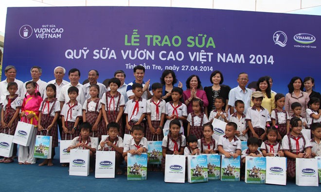 Vinamilk trao gần 77.000 ly sữa của quỹ sữa ‘Vươn cao Việt Nam’ cho trẻ em tỉnh Bến Tre - ảnh 1
