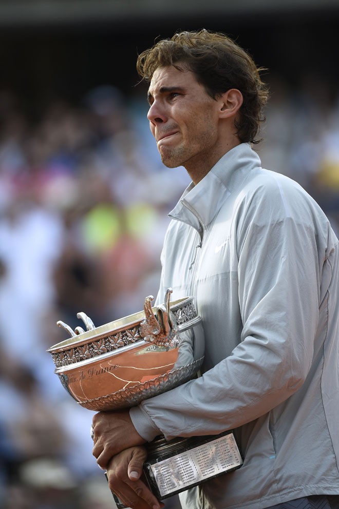 Nadal khóc như mưa trên bục đăng quang - ảnh 2