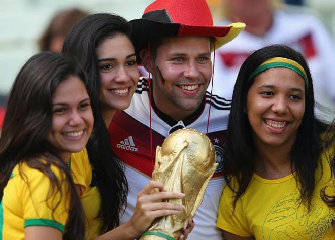 Mỹ nhân Brazil trao tim tuyển Đức, CĐV mượn khán đài tặng nụ hôn sâu - ảnh 2