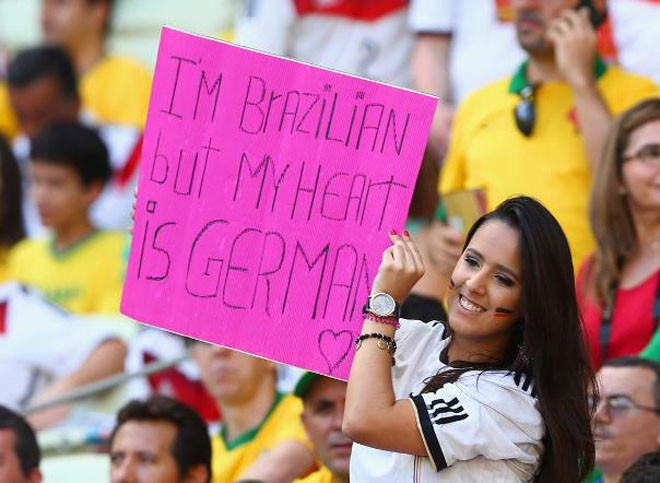 Mỹ nhân Brazil trao tim tuyển Đức, CĐV mượn khán đài tặng nụ hôn sâu - ảnh 1