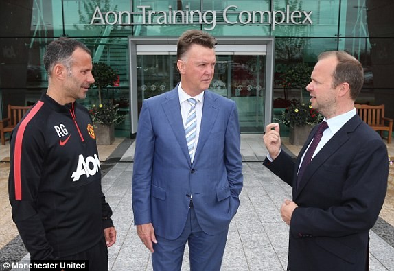 Ra mắt 'Quỷ đỏ', Van Gaal bị đàm tiếu vì mặc... áo xanh - ảnh 4