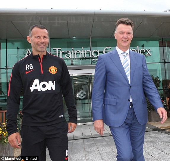 Ra mắt 'Quỷ đỏ', Van Gaal bị đàm tiếu vì mặc... áo xanh - ảnh 2