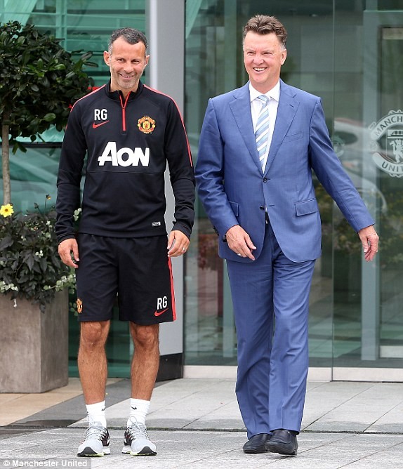 Ra mắt 'Quỷ đỏ', Van Gaal bị đàm tiếu vì mặc... áo xanh - ảnh 1