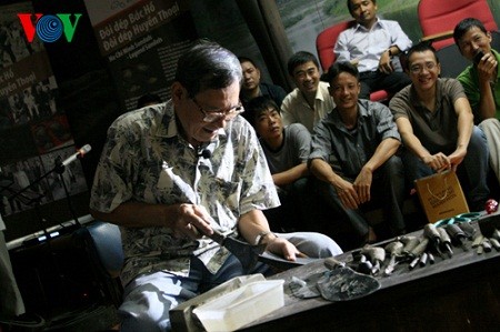 Xem nghệ nhân Phạm Quang Xuân làm dép lốp Bác Hồ - ảnh 3