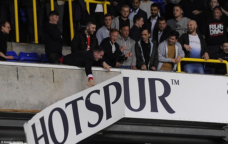 CĐV Arsenal nổi loạn, đập phá sân của Tottenham - ảnh 1