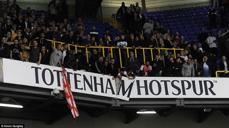 CĐV Arsenal nổi loạn, đập phá sân của Tottenham - ảnh 2