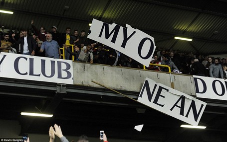 CĐV Arsenal nổi loạn, đập phá sân của Tottenham - ảnh 3