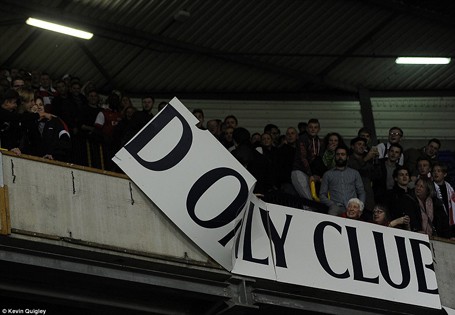 CĐV Arsenal nổi loạn, đập phá sân của Tottenham - ảnh 4