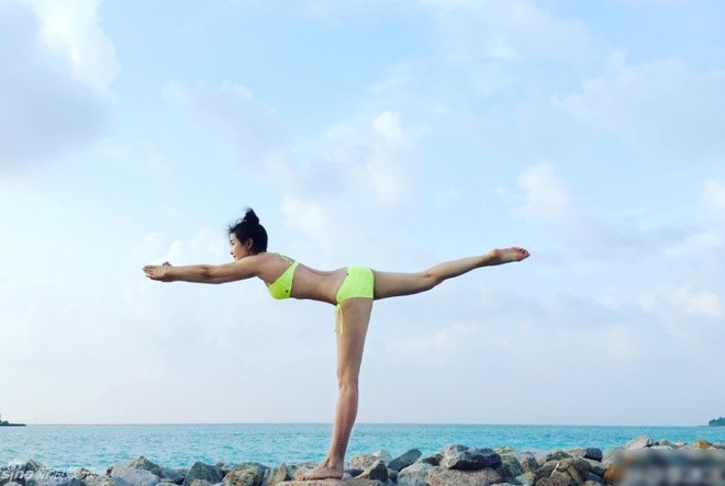Mỹ nhân Lý Băng Băng diện bikini tập yoga gây sốt - ảnh 2