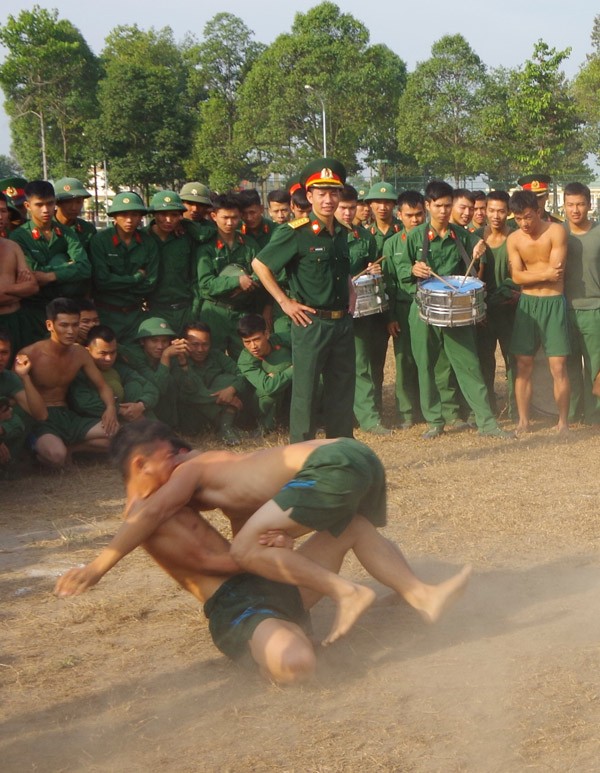 Lính Đặc công đấu vật vui xuân - ảnh 1