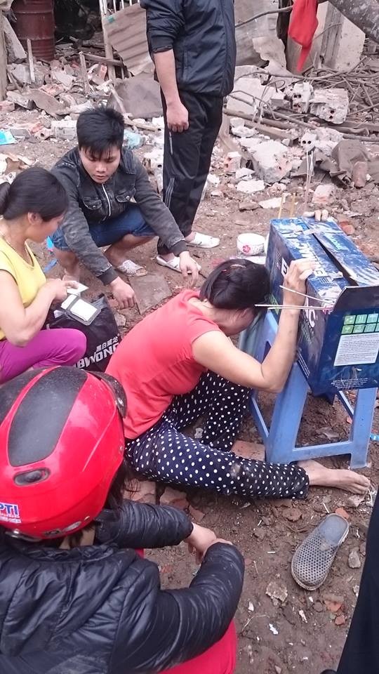 Đau lòng cảnh vợ nạn nhân vụ nổ lớn ở Hà Đông - ảnh 1
