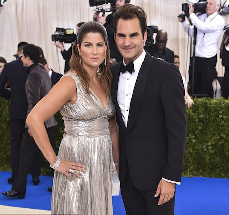 Federer gây sốc với chiếc áo vest in hình rắn hổ mang - ảnh 1