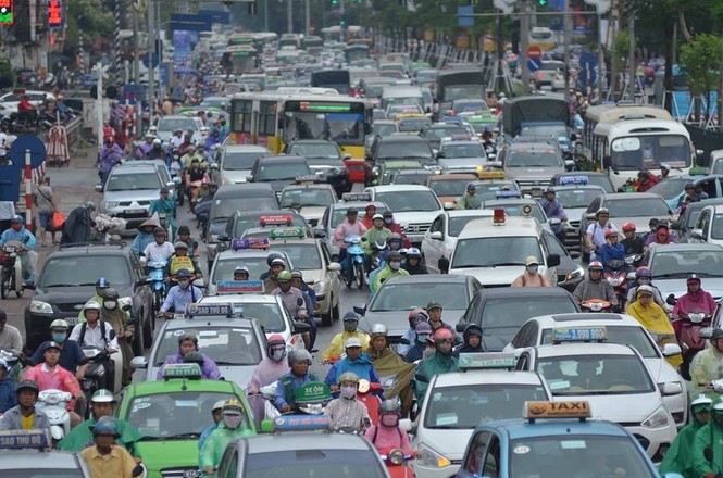 Nhiều đường ở Hà Nội ngập nặng, ùn tắc sau cơn mưa lớn - ảnh 11