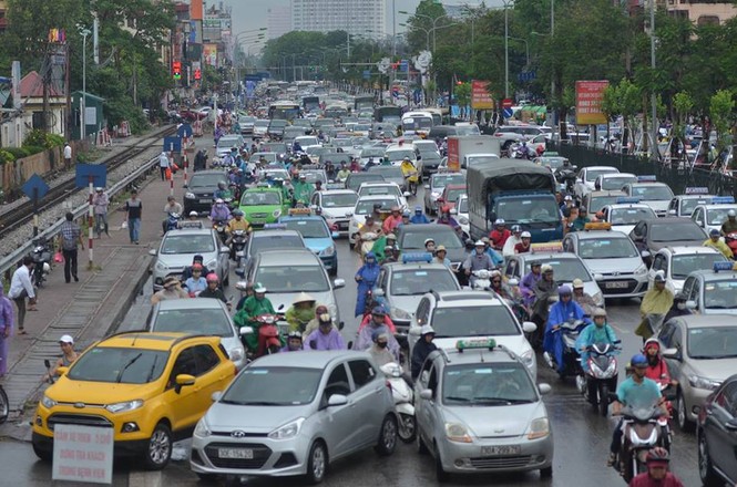 Nhiều đường ở Hà Nội ngập nặng, ùn tắc sau cơn mưa lớn - ảnh 12