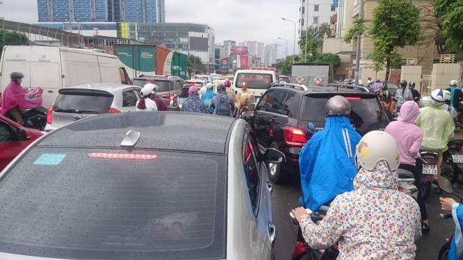 Nhiều đường ở Hà Nội ngập nặng, ùn tắc sau cơn mưa lớn - ảnh 13