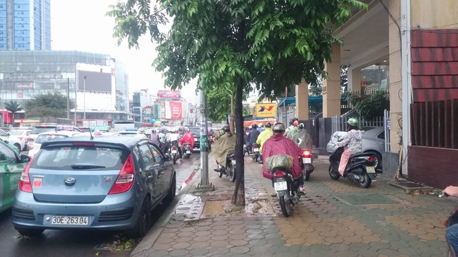 Nhiều đường ở Hà Nội ngập nặng, ùn tắc sau cơn mưa lớn - ảnh 14