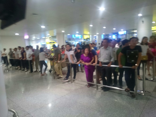 Tắc cửa nhập cảnh tại sân bay Nội Bài gần 2 giờ - ảnh 1