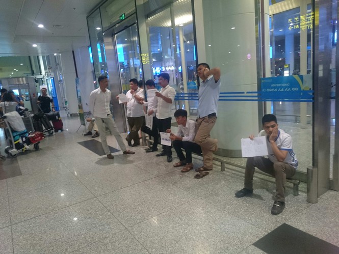 Tắc cửa nhập cảnh tại sân bay Nội Bài gần 2 giờ - ảnh 2