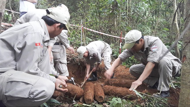 Kinh hãi phát hiện hầm đạn pháo 'khủng' trong vườn nhà - ảnh 1