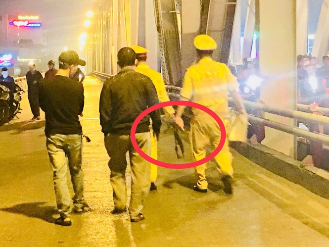 Nhận dạng ô tô húc bay lan can cầu Chương Dương, rơi xuống sông Hồng - ảnh 5