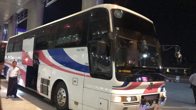 Chiếc xe đưa đội tuyển Việt Nam rời sân bay