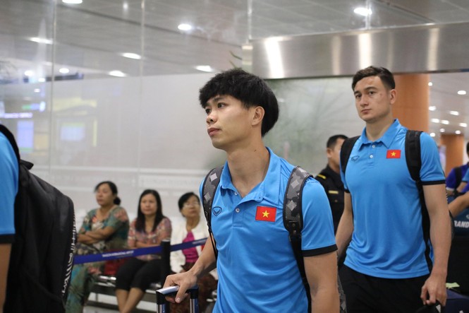 Tuyển Việt Nam đổ bộ Myanmar, CĐV mang quốc kỳ ra đón - ảnh 7