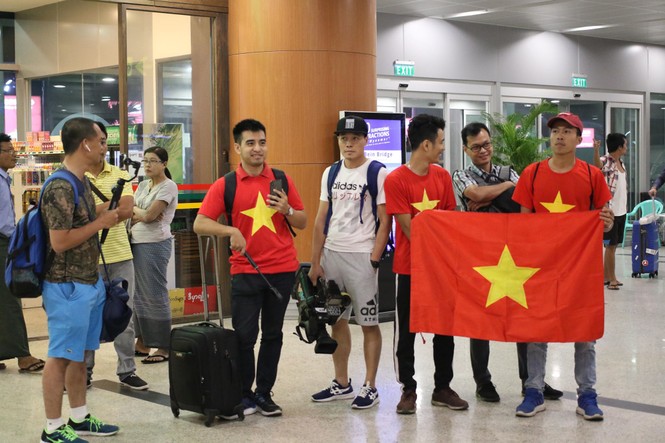 Các CĐV chờ đón tuyển Việt Nam tại sân bay Yangon (Myanmar)