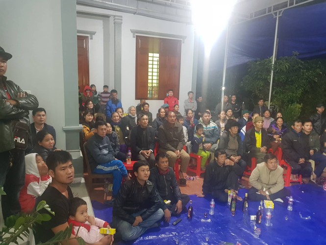 Những cung bậc cảm xúc của CĐV ở chung kết lượt đi AFF Cup - ảnh 2