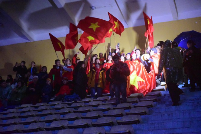 CĐV Hà Nội đội mưa 'tiếp lửa' cho tuyển Việt Nam từ Hàng Đẫy - ảnh 10