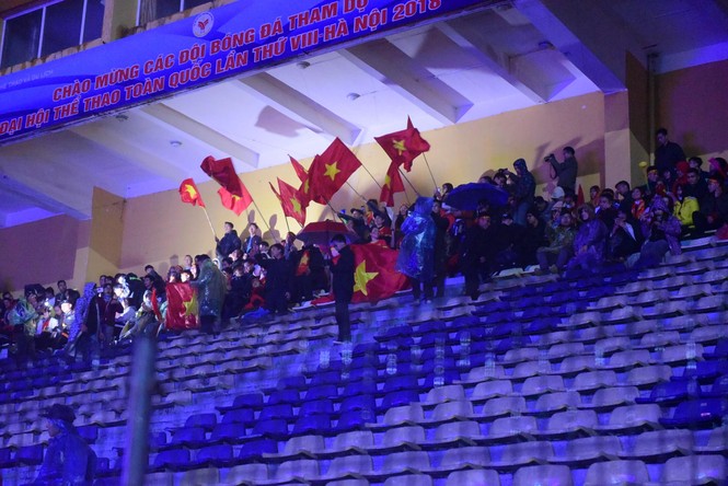 CĐV Hà Nội đội mưa 'tiếp lửa' cho tuyển Việt Nam từ Hàng Đẫy - ảnh 8