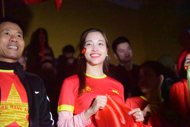 Bất chấp mưa lạnh, nhiều người có mặt tại sân Hàng Đẫy để tiếp lửa cho các cầu thủ,