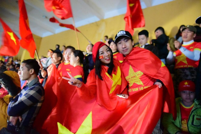 Mưa lạnh không ngăn được nhiệt huyết và tình yêu dành cho đội tuyển Việt Nam