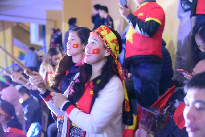 CĐV Hà Nội đội mưa 'tiếp lửa' cho tuyển Việt Nam từ Hàng Đẫy - ảnh 3