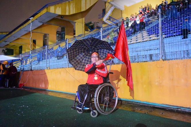 CĐV Hà Nội đội mưa 'tiếp lửa' cho tuyển Việt Nam từ Hàng Đẫy - ảnh 9