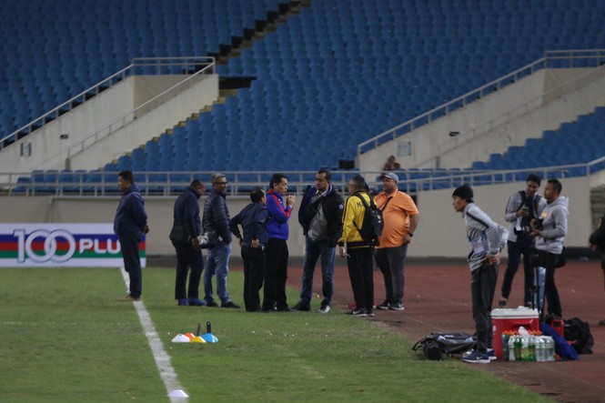 Trưởng đoàn bóng đá Malaysia trao đổi với các phóng viên đồng hương theo đội