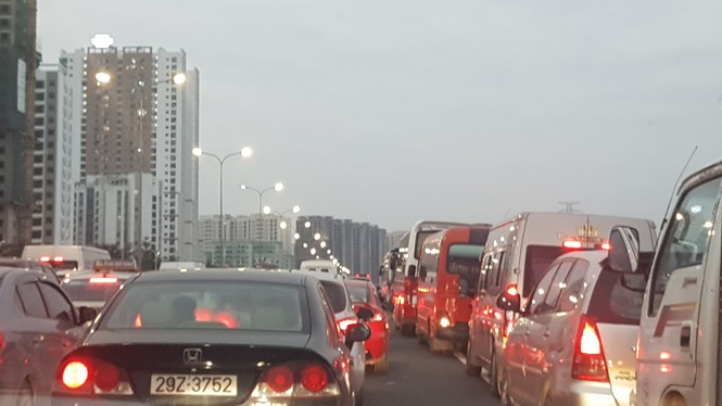 Ùn tắc nghiêm trọng trên cao tốc Cầu Giẽ - Pháp Vân chiều cuối năm - ảnh 2